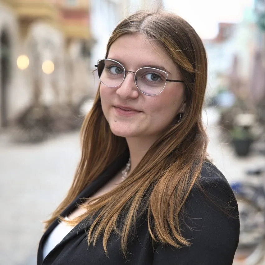 Porträt von Julia Müller-Bintz